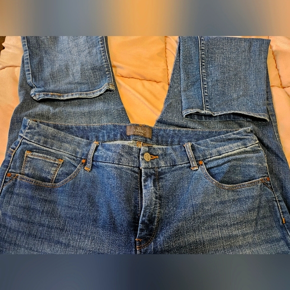 EUC Chico's So Slimming Ankle Jeans - Picture 1 of 3